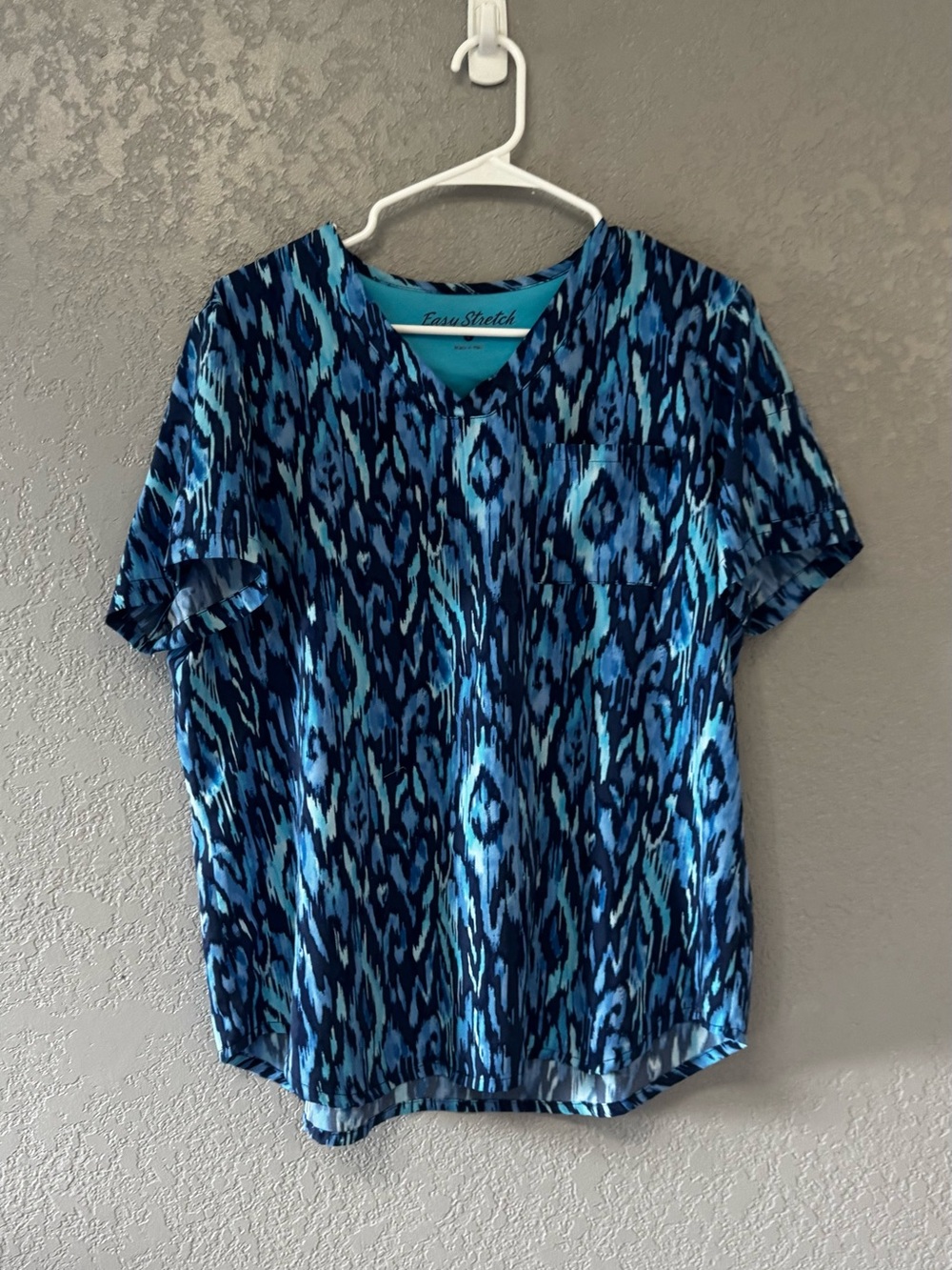 [173] Women's Blue Pattern V-Neck Scrub Top